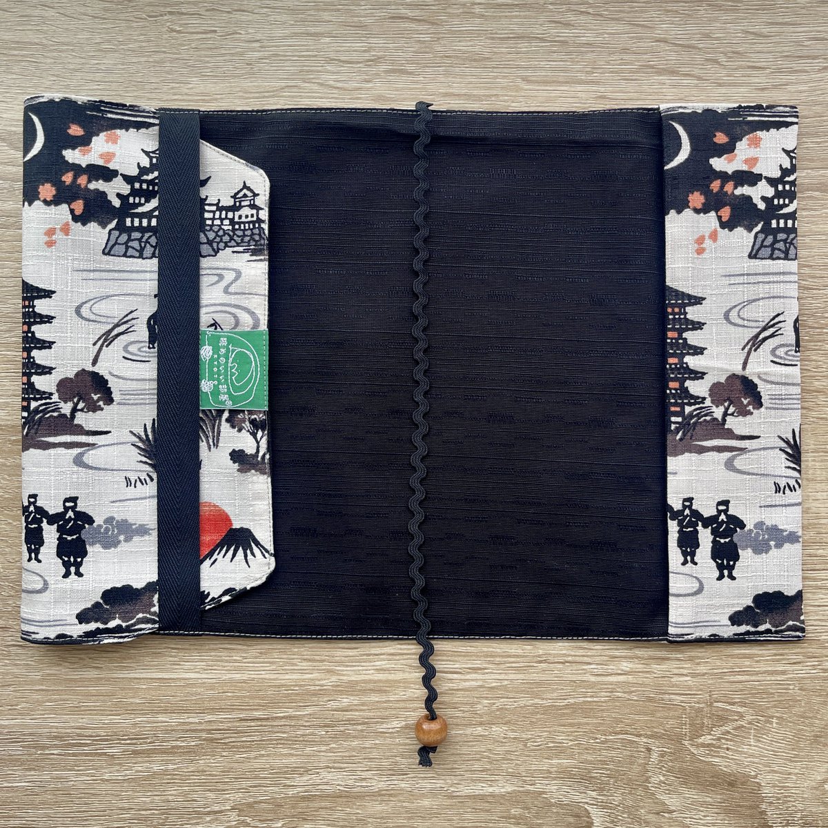 nagamenoii_heya's tweet photo. New Arrival✨
四六判【忍者】ブックジャケット

水墨画の濃淡が再現されたプリントがステキ。
ゴムバンド、リボン、栞は全て「暗闇」に溶け込む様、
黒で統一しました。忍者だけに。

眺めのいい部屋📚ブックジャケット
#戦争反対 #ブックカバー #テキストヒップ #texthip https://t.co/mt7Iit0QkZ