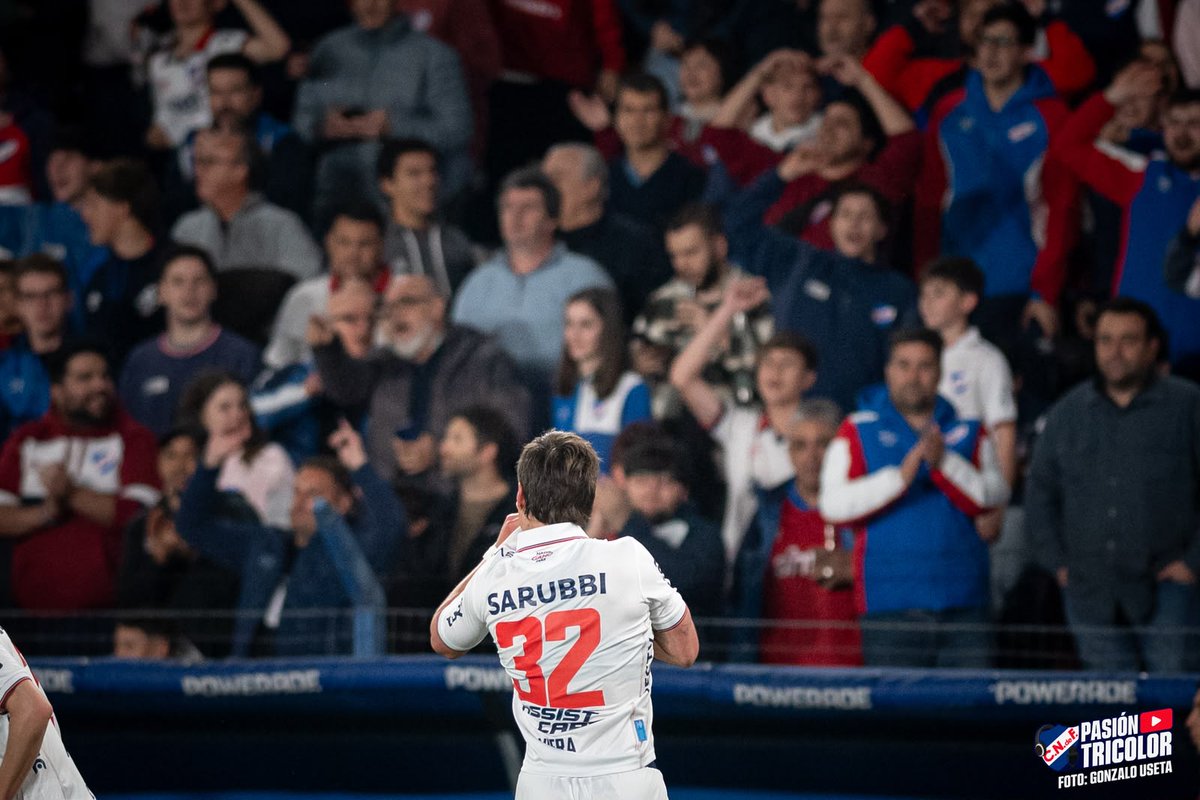 PasionTricolor1's tweet photo. Beso al escudo más lindo del mundo🔵⚪️🔴 https://t.co/7ZX3VHIOCt