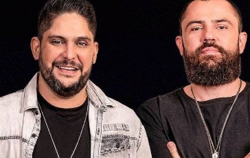 du_dev's tweet photo. @WagnerThomazoni eu to maluco ou essa do meio é o jorge e mateus ? https://t.co/pTrBQTHEnV