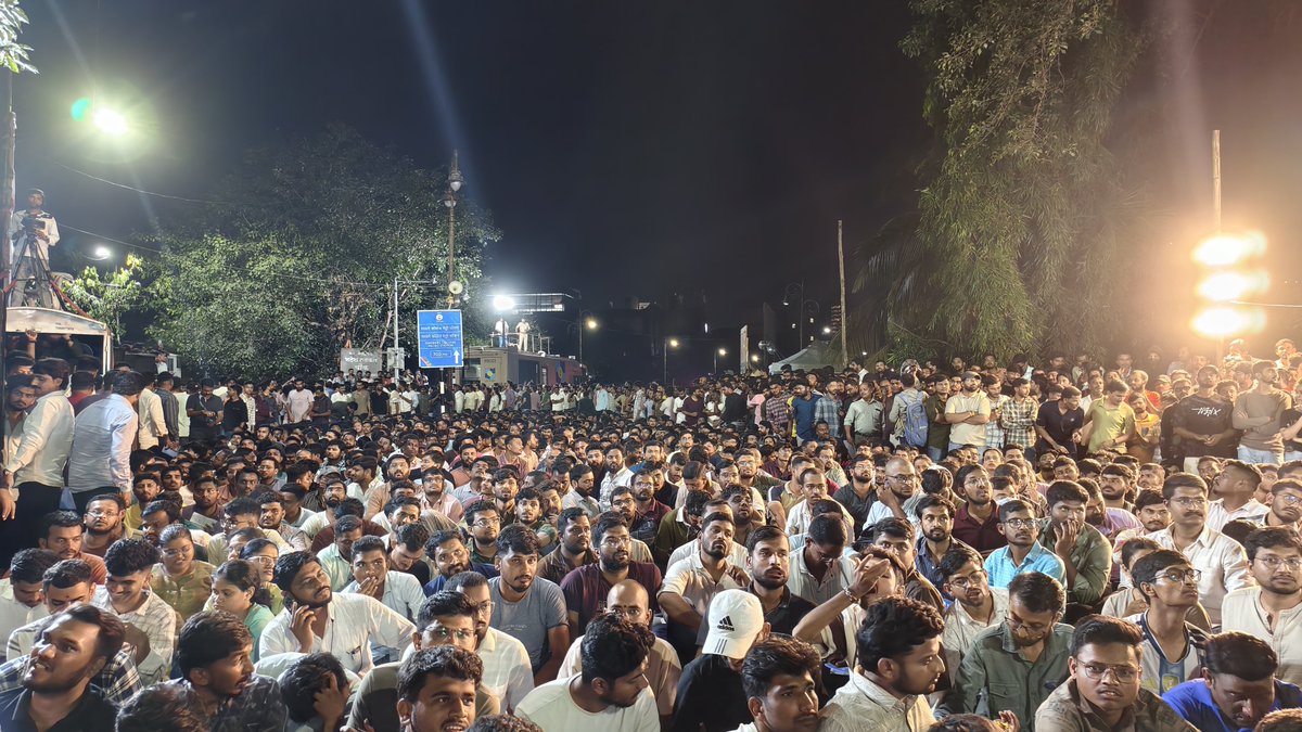 RRPSpeaks's tweet photo. 12.35 am
#MPSC विद्यार्थ्यांच्या सत्याग्रहातील विवेकानंद पाटील यांची बरसणारी ओजस्वी पण झंझावाती वाणी आणि पुण्यात S. M. जोशी पुलाजवळ आंदोलनस्थळी हजारोंच्या समुदायात पसरला पिन ड्रॉप सायलेन्स...
#MPSCProtest #MPSCStudentSatyagraha #MPSCPuneProtest #MPSCStudentsProtest https://t.co/5hLrDgVHNC