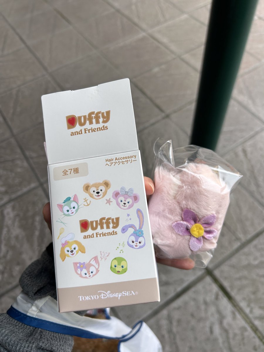 Yui0320r's tweet photo. 【交換】
ダッフィーアンドフレンズ　ダフフレ
ヘアアクセサリー　ヘアゴム

【求】　ダッフィー
【譲】　リーナベル

袋開封しておりません、箱もお渡し可能です！
現在エンポーリオ前広場におります。
現地手渡し希望です。
ご条件の合う方、よろしくお願いします。 https://t.co/vqpEVF4Vsm