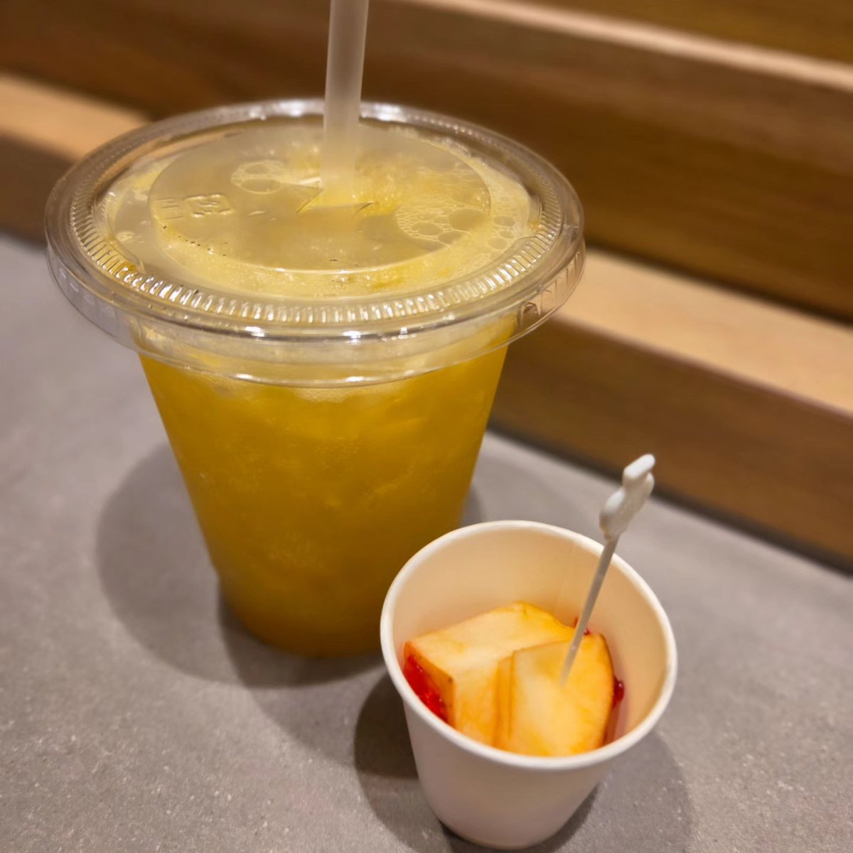 CIEL_vocal's tweet photo. やおりんCafeが今月で閉店なんだそう🥲

いつも通り待ち合わせに早めに着いたので生搾りりんごジュース🍎🍎🍎✨

ランチ行くけど← https://t.co/WndDFAjpis