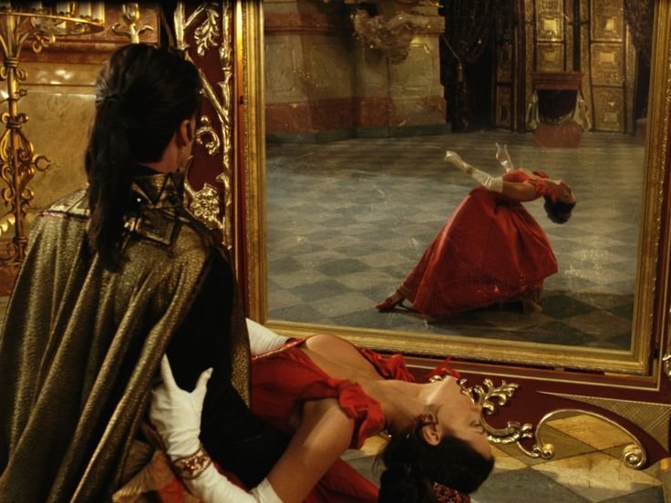 amidalis_'s tweet photo. I cannot stress enough how this shot of Dracula and Anna from Van Helsing altered my brain as a child, and made me who I am today. https://t.co/WVha5hOW2Q