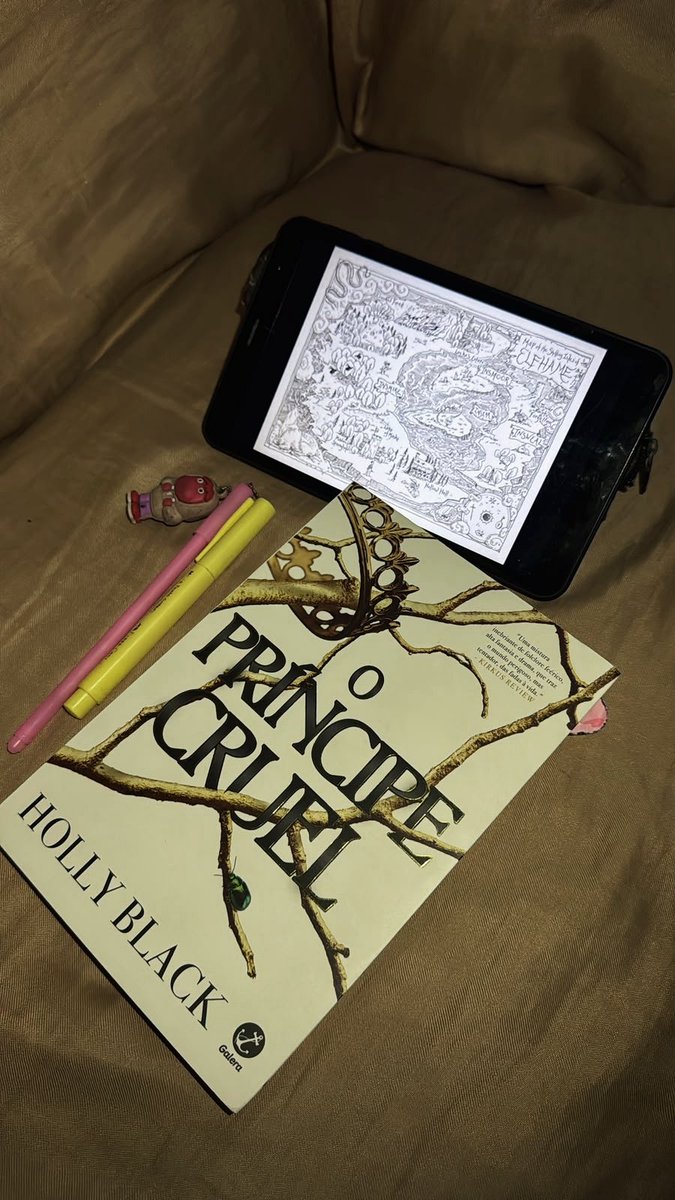 zoldyckdiary's tweet photo. o fato q é ler um livro de fantasia com o mapa do lado pra acompanhar pq os personagens não param quietos https://t.co/1AVUCrfPKV