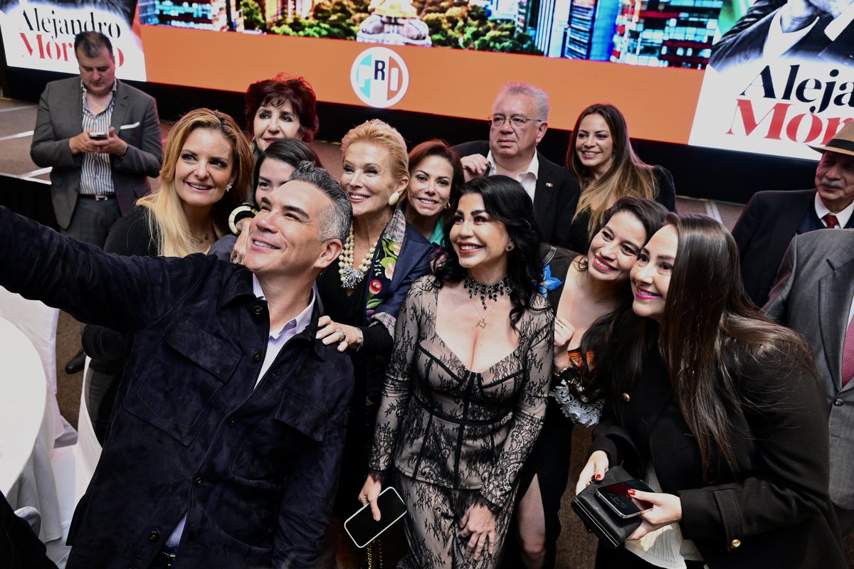 alitomorenoc's tweet photo. Hoy tuvimos un gran encuentro con integrantes de la Sociedad Civil Organizada, en la Ciudad de México. Mujeres y hombres valientes, comprometidos, trabajadores y participativos, que alzan la voz, proponen y todos los días aportan para construir un mejor país.

México necesita diálogo, acuerdos y la participación de todas y todos. Hablamos del presente del país, de los enormes retos que enfrentamos y, sobre todo, de cómo construir juntos una alternativa sólida rumbo a las elecciones de 2027.

Vamos a recuperar la paz, fortalecer nuestra democracia y devolverle rumbo y futuro a México. ¡Es momento de sumar esfuerzos y trabajar unidos!