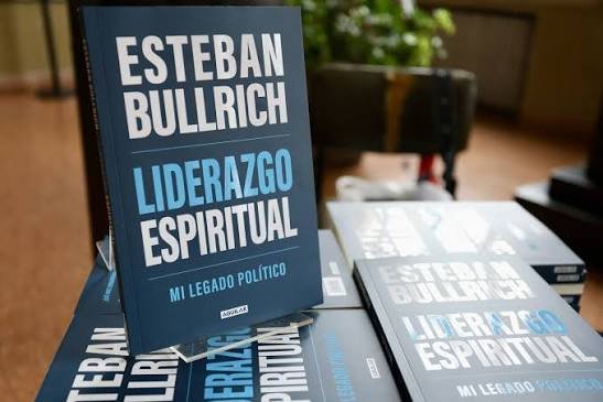 ValentinaEtu_'s tweet photo. Hay liderazgos que se miden por el cargo que ocupan y otros que se reconocen por la forma en que miran al otro. La diferencia importa, sobre todo cuando uno no profesa ninguna religión y, aun así, encuentra en una figura como el papa Francisco algo que se parece a una brújula.

Esteban Bullrich (a quien le tengo una gran admiración) acaba de publicar su libro "Liderazgo espiritual" en donde sostiene una distinción que no es menor: el liderazgo espiritual no nace del poder, del reconocimiento ni de una doctrina compartida. “El liderazgo no empieza cuando el mundo nos ve, sino cuando el alma dice sí”, escribió. Y lo expresa en virtudes concretas: humildad, coraje, servicio, amor, verdad, justicia, esperanza y perdón. Entre las figuras que recorre están Belgrano, Gandhi, Mandela, Martin Luther King, la Madre Teresa y el propio Francisco. No los agrupa por fe, sino por una fuerza interior que no se agota en el cargo.

El liderazgo religioso reúne, por definición, a quienes ya comparten una misma visión del mundo: sostiene una comunidad de fe, administra un adentro, preserva una identidad. Tiene su lugar. El liderazgo espiritual, en cambio, no parte de la coincidencia. Parte de la dignidad compartida. No necesita que el otro crea lo mismo para reconocerle valor. No se afirma contra un enemigo. Se mide por la capacidad de acercarse, de escuchar sin apuro y de tratar la fragilidad ajena como si fuera propia.

Desde ese lugar se entiende por qué alguien que no profesa ninguna religión puede haber señalado durante años a Francisco como un líder espiritual de su vida. No se trataba de adherir a una doctrina ni de aceptar un magisterio. Se trata de algo más elemental y, a la vez, más raro: un hombre que ocupaba el cargo más visible de una institución milenaria y, sin embargo, insistía en bajar la mirada hacia los márgenes. Que hablaba de misericordia antes que de condena. Que recordaba que las personas están antes que las normas. Que mostraba, con gestos a veces simples y a veces incómodos, que la autoridad verdadera no se impone: se propone.

Quizá por eso la figura de Francisco siguió importando más allá del templo. No como jefe de una religión, sino como prueba de que el liderazgo puede nacer de una decisión interior y expresarse en servicio, en escucha y en la negativa a deshumanizar al que piensa distinto. En tiempos en que tantos liderazgos se vuelven religiosos sin serlo (identitarios, excluyentes, necesitados de enemigos), esa diferencia no es un matiz. Es el núcleo de lo que todavía vale la pena pedirles a quienes conducen.