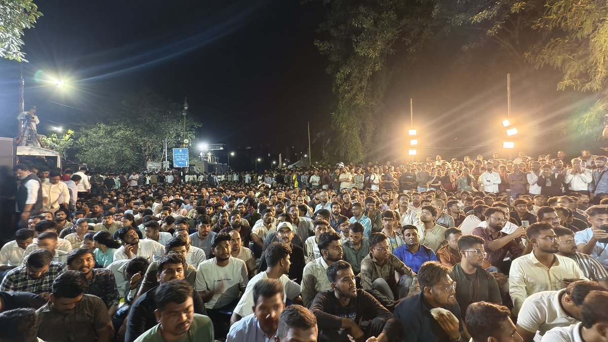 RRPSpeaks's tweet photo. 12.35 am
#MPSC विद्यार्थ्यांच्या सत्याग्रहातील विवेकानंद पाटील यांची बरसणारी ओजस्वी पण झंझावाती वाणी आणि पुण्यात S. M. जोशी पुलाजवळ आंदोलनस्थळी हजारोंच्या समुदायात पसरला पिन ड्रॉप सायलेन्स...
#MPSCProtest #MPSCStudentSatyagraha #MPSCPuneProtest #MPSCStudentsProtest https://t.co/5hLrDgVHNC