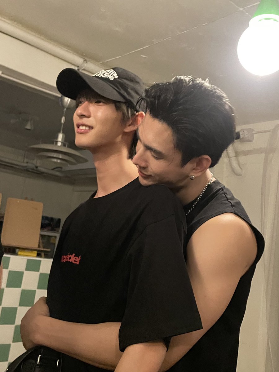 Z1nm1yIziGfsnwh's tweet photo. เขินรูปนี้ เพวน้วยมาก น้องพูห์ไหวไหม พึ่งรู้ว่าเหตุการณ์นี้เกิดขึ้นวันเดียวกัน พูห์พาเวลเล่นกับใจนี่เกินไปแล้ว 😳🫠🫪
#ppoohkt  #pavelphoom 
#poohpavel https://t.co/daUtqv4im5