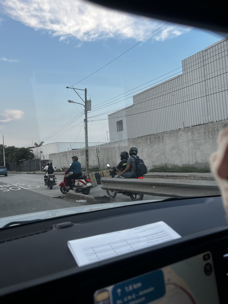 MiPenaherrera's tweet photo. @ATMGuayaquil @ATMGuayaquil buenas noches, ¿hay alguna razón por la cual esta vía a la altura de odisea en la avenida benjamin rosales haya sido bloqueada con unos bloques de cemento? Es la salida de algunos establecimientos pero la han cerrado sin dar avisos/señaletica. https://t.co/Y20UPkQLKK