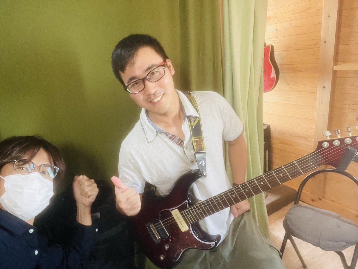 LGMUSICSCHOOL's tweet photo. Livehouse Showcase2026に向けて、猛特訓中のギター生徒さん。今回はアジカンのカバーバンドで、ギターボーカルに初挑戦します🎸
ギターを弾きながら歌うのは難しさがある中、しっかりリズムに乗って演奏する姿がいい感じ！！
バンドで音を合わせたときに、どんな演奏になるのか楽しみです✨ https://t.co/AzEIq50YQ9