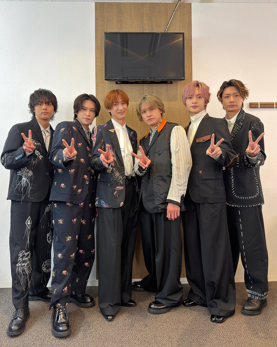 amazonmusicjp's tweet photo. ✧.+🔍Kis-My-Ft2の間違い探し🔍+.✧

先日「Escape」をリリースした #KisMyFt2 から、間違い探しが出題されました🌒
2枚の写真をよーく見比べて、異なる点を見つけてね👀

わかった方はぜひリプライで教えてください💬

楽曲は #AmazonMusic で聴こう👇
🎧https://t.co/raKne11Q7n

@KMF2_0810MENT https://t.co/wSBxGHjZhe