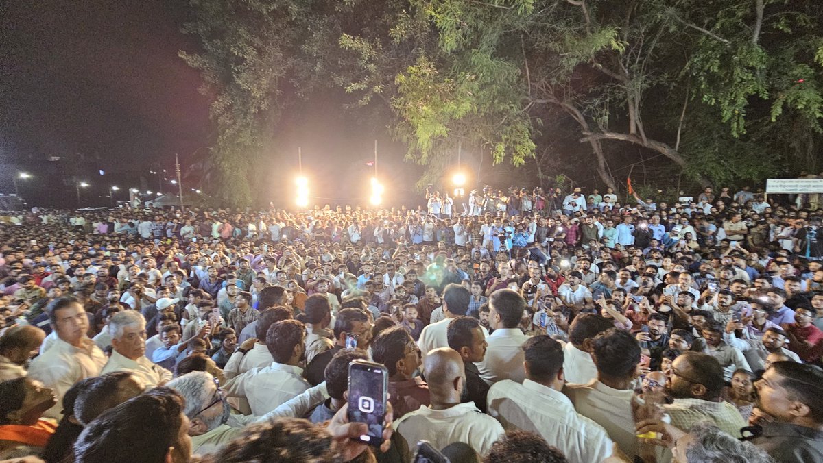 RRPSpeaks's tweet photo. 12.35 am
#MPSC विद्यार्थ्यांच्या सत्याग्रहातील विवेकानंद पाटील यांची बरसणारी ओजस्वी पण झंझावाती वाणी आणि पुण्यात S. M. जोशी पुलाजवळ आंदोलनस्थळी हजारोंच्या समुदायात पसरला पिन ड्रॉप सायलेन्स...
#MPSCProtest #MPSCStudentSatyagraha #MPSCPuneProtest #MPSCStudentsProtest https://t.co/5hLrDgVHNC
