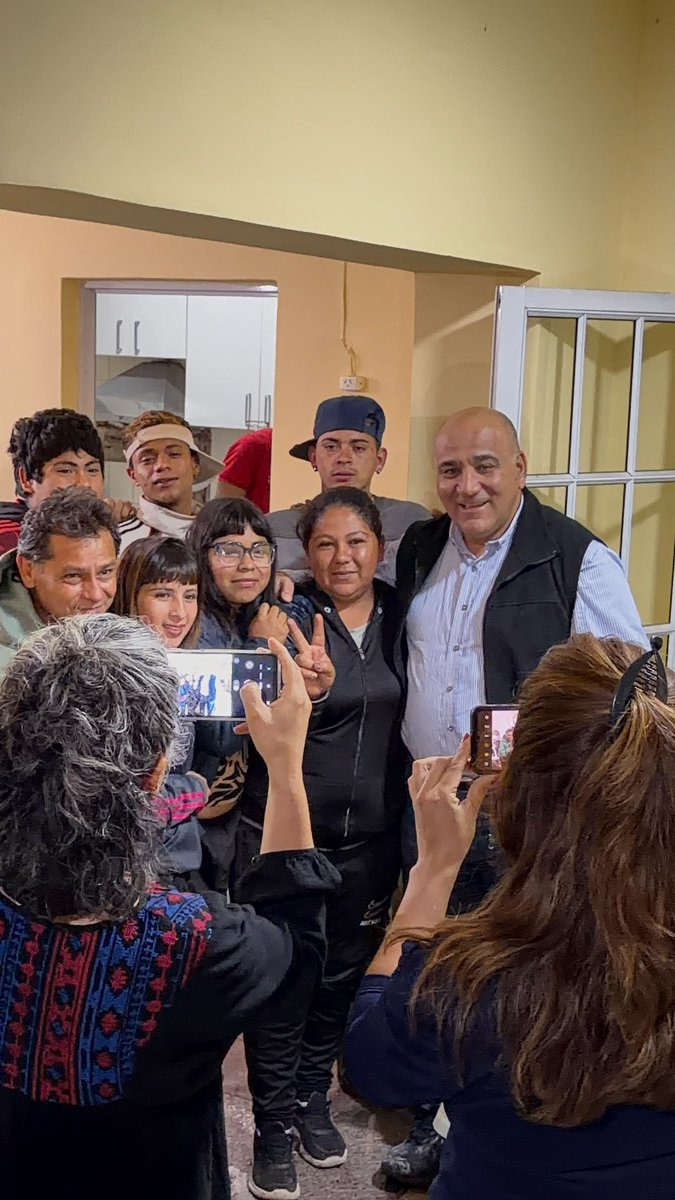 JuanManzurOK's tweet photo. En la Capital compartimos una gran reunión con dirigentes y compañeros de distintos barrios, hombres y mujeres que conocen la calle, caminan cada rincón y nunca abandonaron sus convicciones.

Porque ser un militante  no es solamente levantar una bandera. Es defender todos los días el trabajo, la justicia social y la dignidad de cada familias tucumana.

¡UNIENDO A LOS PERONISTAS Y A TODOS LOS TUCUMANOS QUE ESTAN EN CONTRA DE LAS POLITICAS DE MILEI!