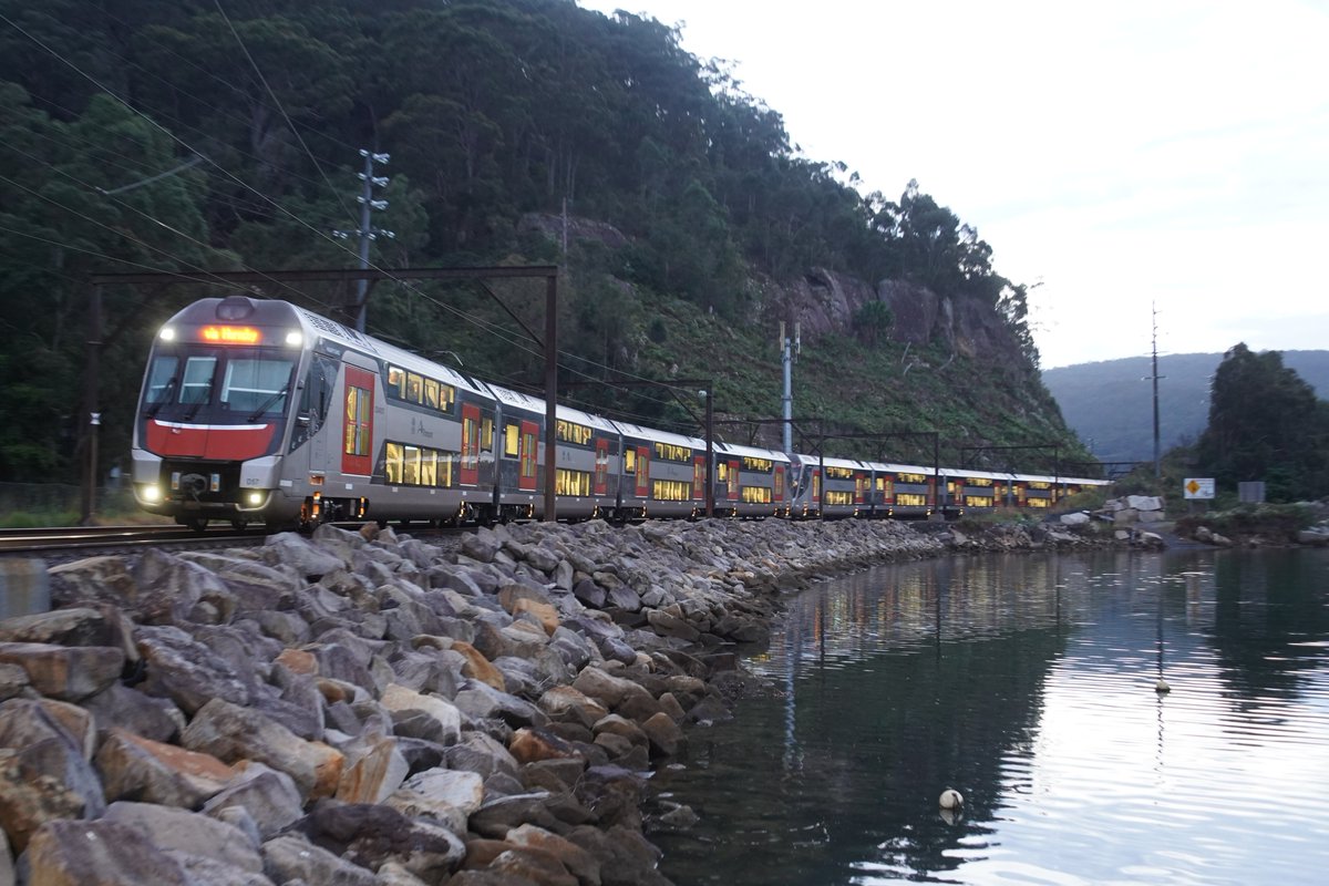 AunzRailfan's tweet photo. Wondabyneのボート乗り場からは海岸線沿いにシドニーCentral方面へ向かう列車が綺麗に撮れます。
水面が静かだと水鏡も期待できる素晴らしいロケーションです。
車両が見えるよりちょっと前に駅構内踏切が鳴るので動画をスタートするタイミングも掴みやすいのも良き。 https://t.co/JJAIV1HvYx