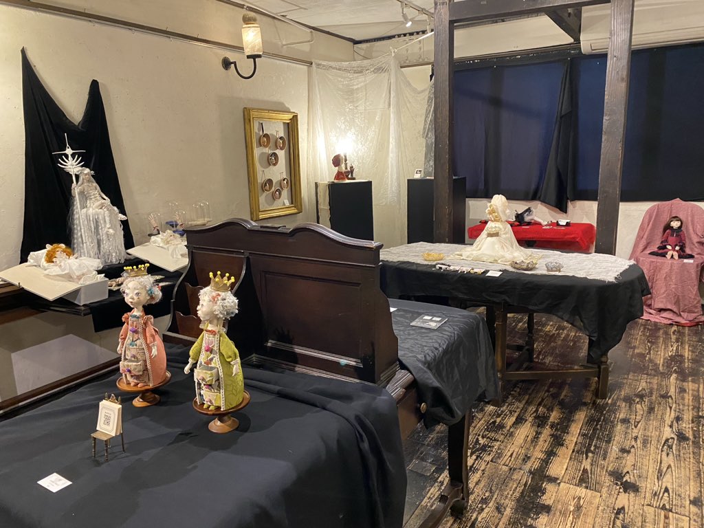 PINKJACK11's tweet photo. 蒼い人形展、本日(火曜日)12:00〜開廊です。
今日の天気は曇りなので雨は降らないでしょう(願望) https://t.co/w7geHmlC0f