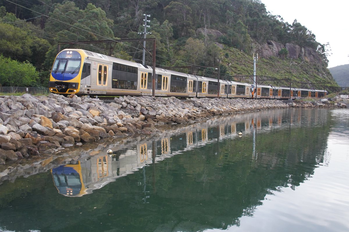 AunzRailfan's tweet photo. Wondabyneのボート乗り場からは海岸線沿いにシドニーCentral方面へ向かう列車が綺麗に撮れます。
水面が静かだと水鏡も期待できる素晴らしいロケーションです。
車両が見えるよりちょっと前に駅構内踏切が鳴るので動画をスタートするタイミングも掴みやすいのも良き。 https://t.co/JJAIV1HvYx