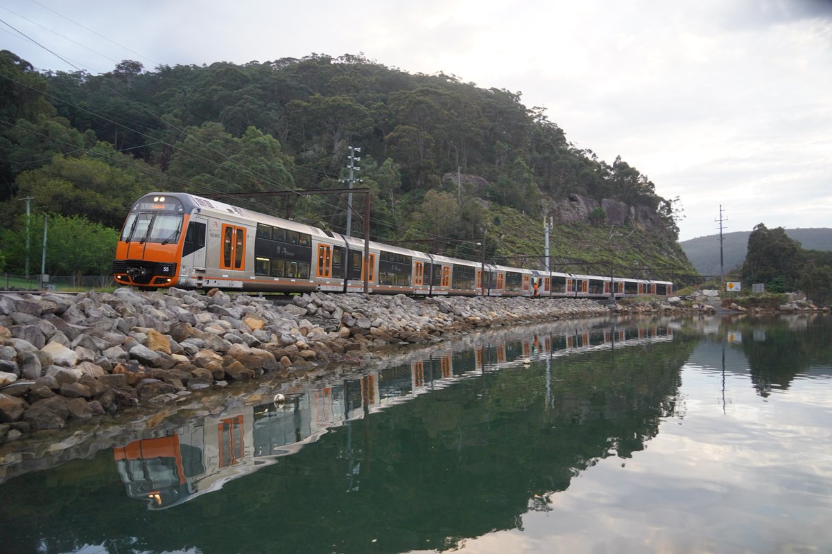 AunzRailfan's tweet photo. Wondabyneのボート乗り場からは海岸線沿いにシドニーCentral方面へ向かう列車が綺麗に撮れます。
水面が静かだと水鏡も期待できる素晴らしいロケーションです。
車両が見えるよりちょっと前に駅構内踏切が鳴るので動画をスタートするタイミングも掴みやすいのも良き。 https://t.co/JJAIV1HvYx