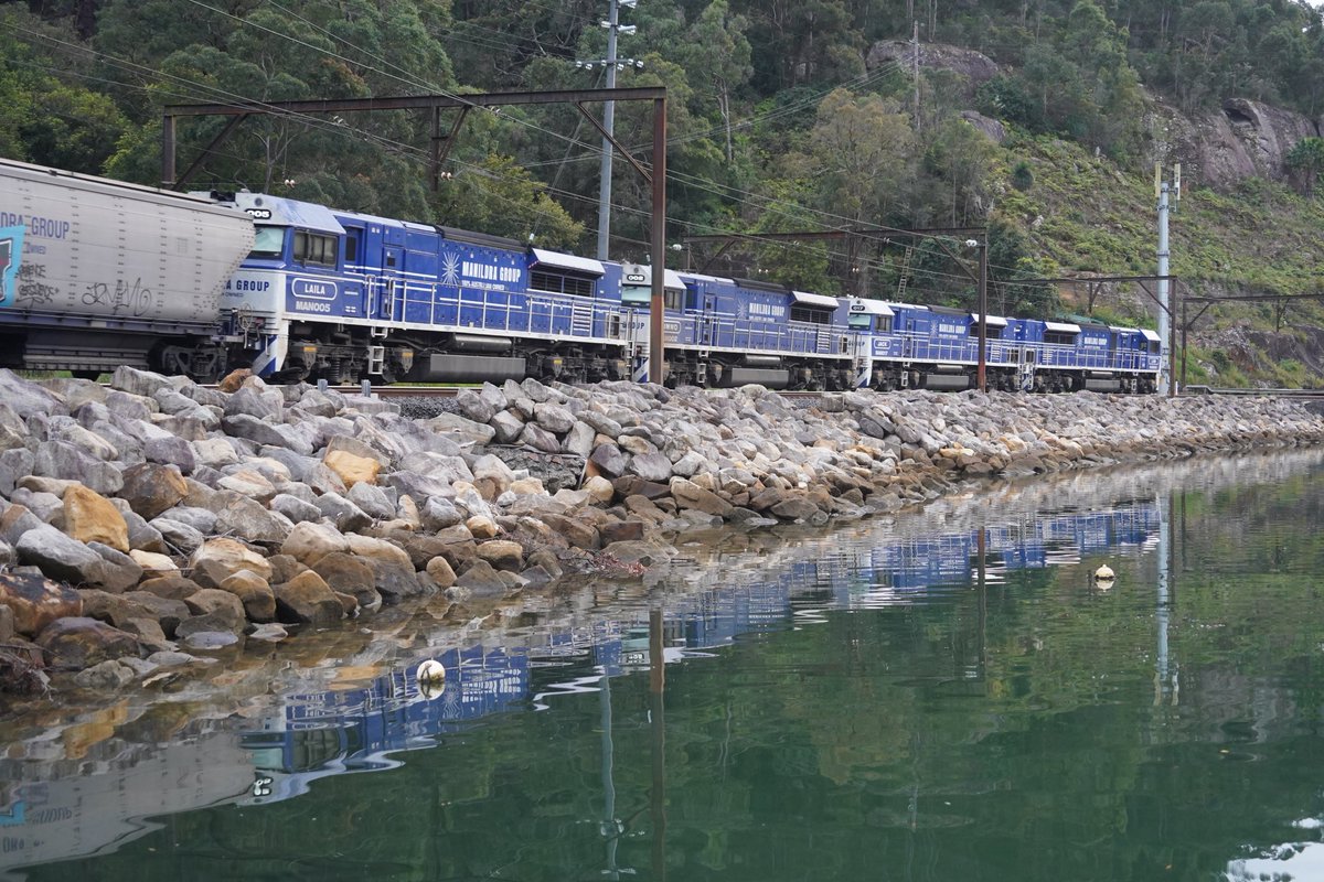 AunzRailfan's tweet photo. Wondabyneのボート乗り場からは海岸線沿いにシドニーCentral方面へ向かう列車が綺麗に撮れます。
水面が静かだと水鏡も期待できる素晴らしいロケーションです。
車両が見えるよりちょっと前に駅構内踏切が鳴るので動画をスタートするタイミングも掴みやすいのも良き。 https://t.co/JJAIV1HvYx
