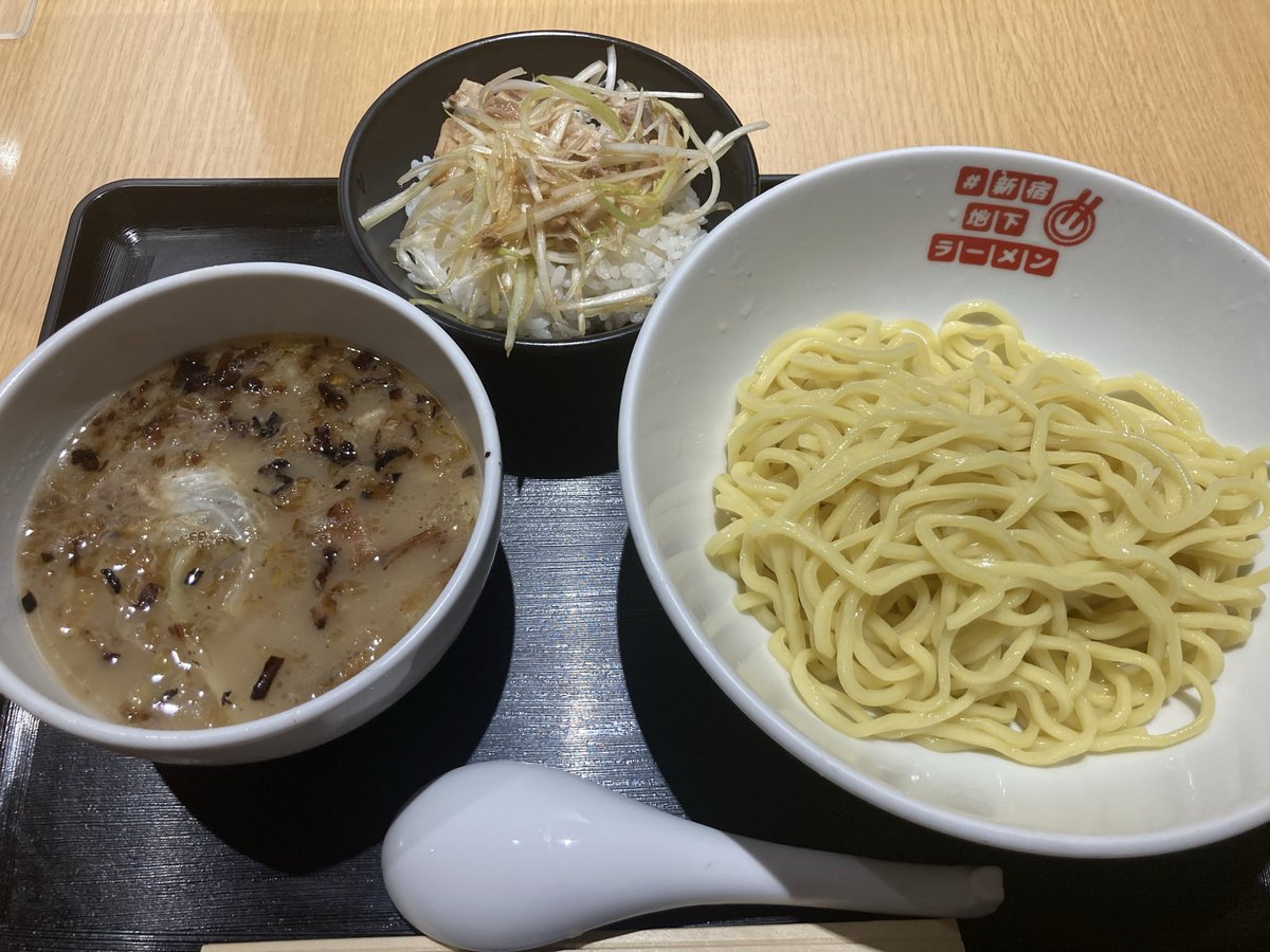 allyouneedwas's tweet photo. #ラーメン探訪（72/365）
#新宿地下ラーメン 
#二代目五衛門 さんの #まるきんつけ麺セット🍜🍛

つけ汁は焦がしネギとキャベツが特徴的🥬
未経験の味わいで、香ばしさと甘さと塩加減がなんとも絶妙で美味しかった✨

セットのねぎ肉ライスは、ネギ好きには間違いない美味さ！

ご馳走様でした😋 https://t.co/2T1bcFKOca