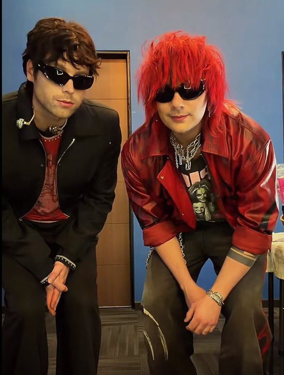sidequestvevo's tweet photo. muke leaning down to talk to my teeny tiny fairy ass https://t.co/R6xu7yvNM6