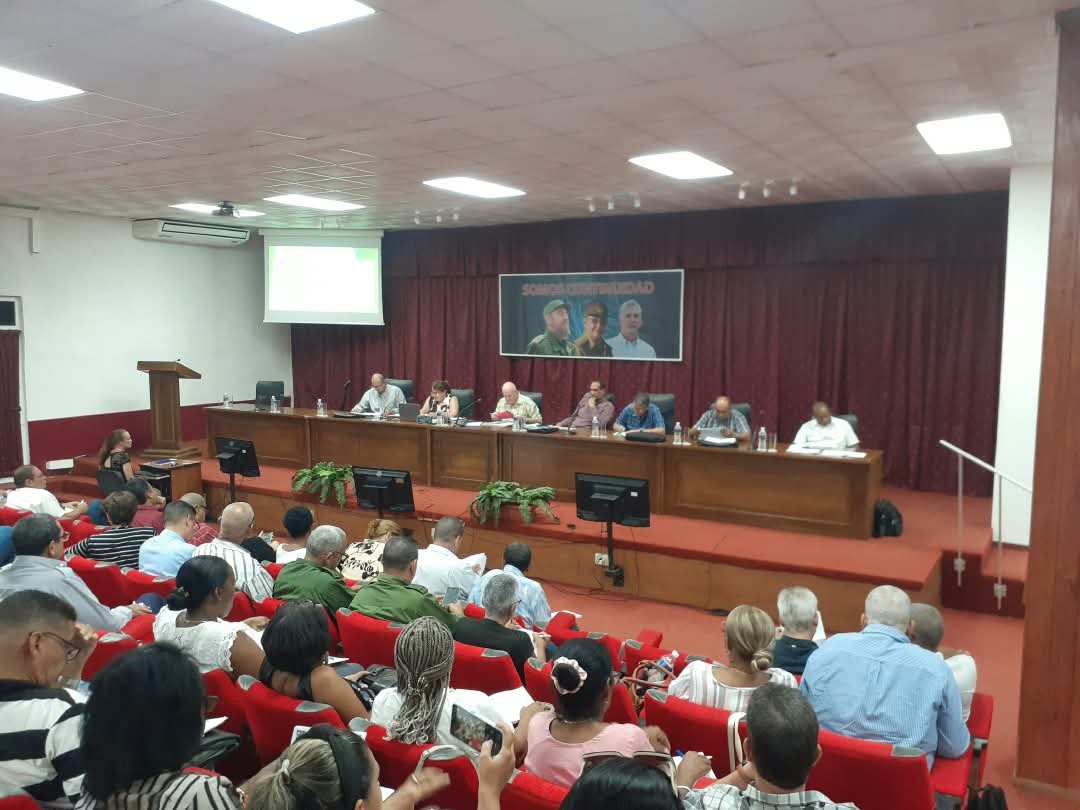 IzquierdoAlons1's tweet photo. Participamos en el Consejo de Defensa Provincial de La Habana, evaluamos las acciones para garantizar los principales servicios a la población.
#LaHabanaDeTodos https://t.co/OzUuAObyNA