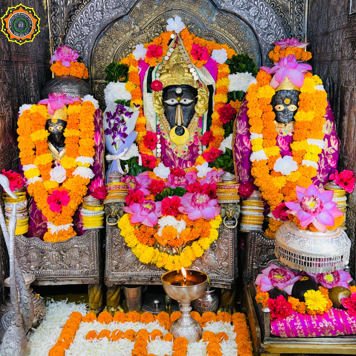 MaaBaglamukhii's tweet photo. श्रृंगार दर्शन ।।
॥ ॐ ह्लीं बगलामुखी सर्व दुष्टानां वाचं मुखं पदं स्तंम्भय जिव्हां कीलय बुद्धिं विनाशय ह्लीं ॐ स्वाहा ॥ 👣जय माँ बगलामुखी जी 👣🌹आज के अलौकिक दर्शन🌹 6th October 2026 ✨Mahant Shri Rajat Giri ji ✨ https://t.co/PNMEhMYDVD