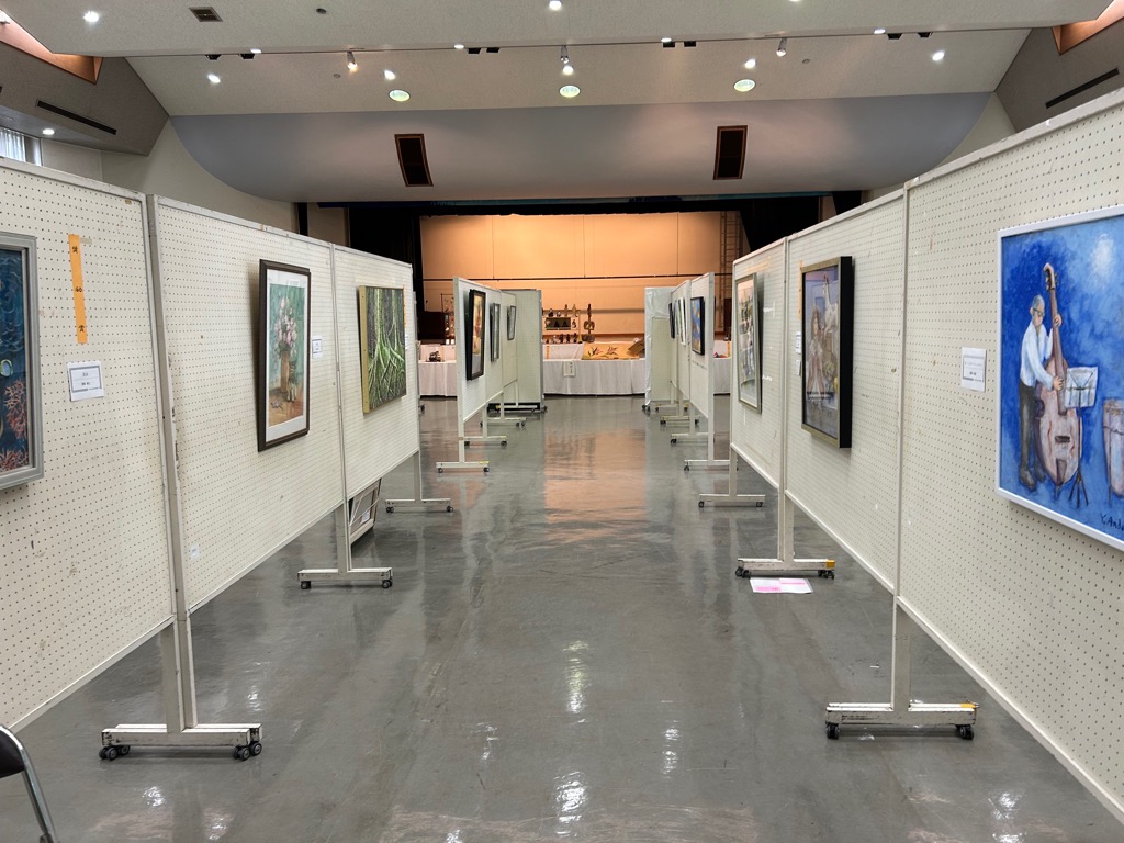 MidoriNagoya's tweet photo. 【第６４回緑区民美術展】
９月１９日（土）まで緑区民美術展が開催されました。
昨年度よりも多くの方がご来場され、とても賑わっていました！

（担当者の声）
出品者の方が来場者の方へ作品の魅力を楽しそうに語っていたのが印象的でした。来年度も開催予定ですので、皆さんぜひご参加ください！ https://t.co/kI1E48myUy