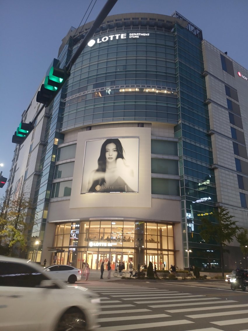 namanhna's tweet photo. 롯데백화점 노원점에 걸린 #제니 ⋆˙⟡ 
계산대 화면이랑 안내판에도 제니 광고가 있네 (출처 블갤 https://t.co/gW2noBJSH8