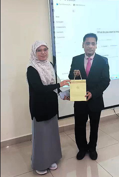 OUMBANGI's tweet photo. Terima kasih kepada En. Othman bin A. Kassim kerana sudi berkongsi ilmu kepada pelajar. ๐ฅฐ
#oumbangi #parttimestudies #studyonline #belajarsambilbekerja #inspiration #creatorsearchinsights https://t.co/CFUFWp6kuX
