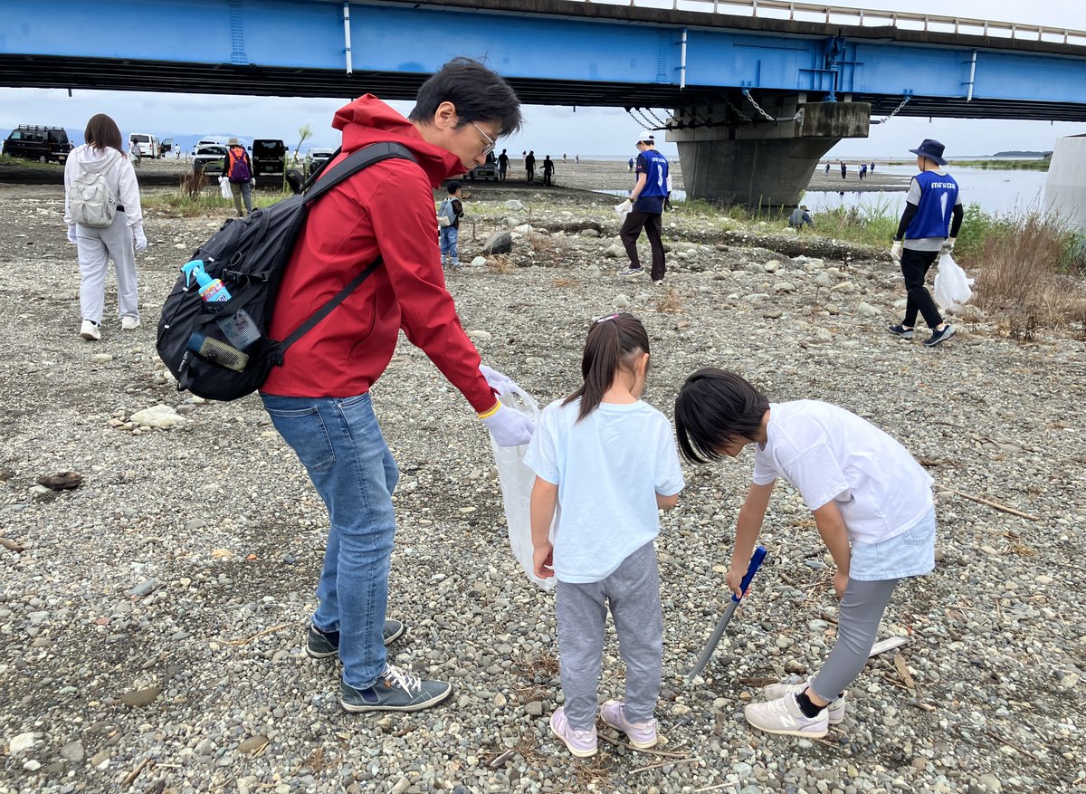 ChudenPowergrid's tweet photo. ＼清掃活動に参加🧹／
静岡支社・清水営業所・藤枝営業所は、静岡市主催の「興津川クリーン作戦」に参加しました🤝
社員とその家族が、河川敷や海岸のごみ拾いを通じて、環境保全活動に取り組みました🌱
今後も、地域に根ざした活動を通じて、環境保全や地域貢献に取り組んでまいります💪 https://t.co/6sQUtyAFGD