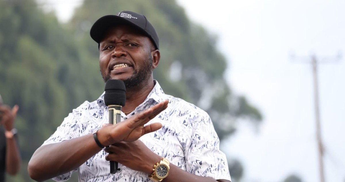 AokoOtieno_'s tweet photo. Natembeya is an employee of NIS

Skiza, shida yenyu ni pupa, learn to listen and READ first kabla upayuke,

He’s part of National Security Advisory Committee 

He joined when he was sijui Regional commissioner huko Rift Valley. He has NEVER RESIGNED and collects pension to date

If I am lying, mje na contrary evidence 

That is why he is blowing hot and cold hapa opposition, ask him what killed his Tawe movement kama sio sirkal threatening to unmask him 

Luhyas, your enemy is YOU, sio Babu. Sio Aoko. 

Mara mko Mudavadi, Mara Mko Wetangula and by the way his county gave Ruto 90%, mara Atwoli, ooh, Eugene, mara Tawe, kidogo Oparanya 

Mko kutusi watu online yet you are the most confused, disorganized, discombobulated community in Kenya! 

The only way you will help Sifuna and yourselves is if you root out moles amongst you. Embrace one person! 

Otherwise, jobs za mboch hadi Qatar na watchie remain available. Rusheni mawe, helmet iko intact