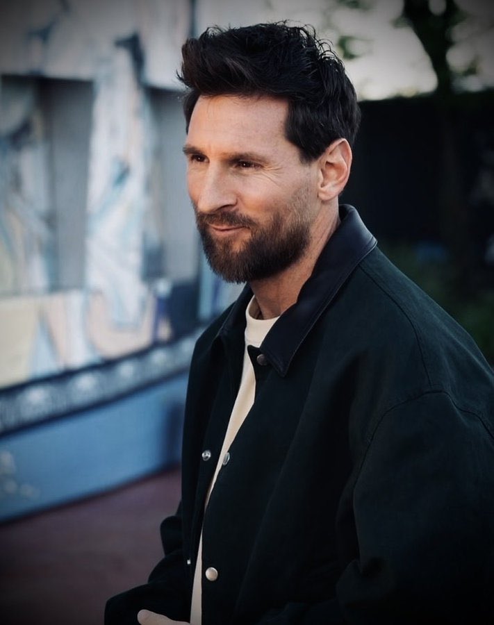 porqueTTarg's tweet photo. "Preso"

Porque este peluquero le acaba de negar a los argentinos despedirlo a Messi en su prime estético. https://t.co/9hoh52M3NQ