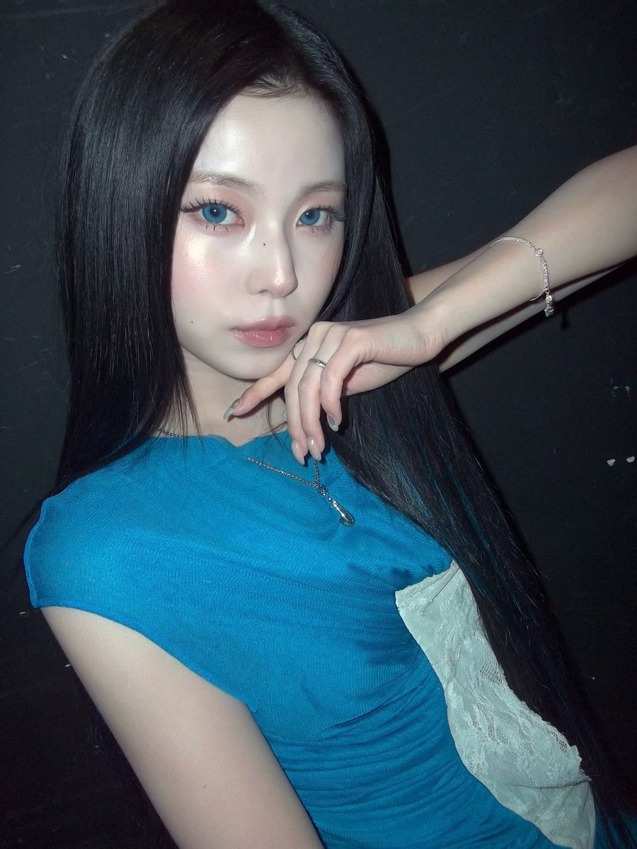 nmixxiee's tweet photo. NMIXX’s Kyujin revealed that her mom was a dancer and her dad was a singer. https://t.co/Zv32KDVWrK