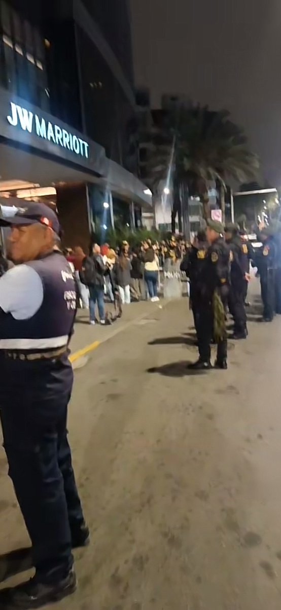 Dondeyoquiero's tweet photo. @starsofkoo Chicas felizmente quedan solo 20 personas los policías ya están votando y cuidando a la gente https://t.co/uhxbkRdBDv