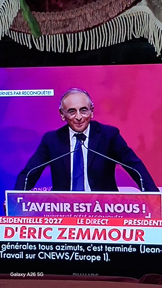 Racineux7's tweet photo. @nobru072 @knafo_sarah C'est l'équipe ! #Reconquête surtout surtout VIVE LA FRANCE 
Ne vous trompez pas, il y a l'osmose , la main et le cerveau. L'un ne va sans l'autre. 
Fleuriste à mon compte, un manuel dénigré, beaucoup moins important qu'un inspecteur URSSAF!
Les " ZEMMOUR" 
Rassemble la droite https://t.co/ryyZfzUE4F