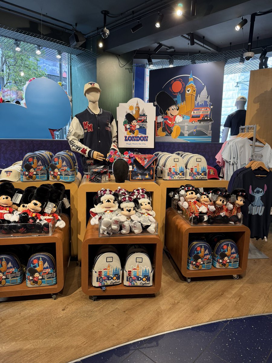 maru3_d's tweet photo. ロンドンのディズニーストア！
限定グッズがめちゃくちゃかわいいぃ😭 https://t.co/k4jX2ZXS9z