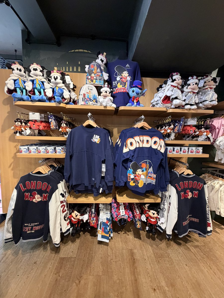 maru3_d's tweet photo. ロンドンのディズニーストア！
限定グッズがめちゃくちゃかわいいぃ😭 https://t.co/k4jX2ZXS9z