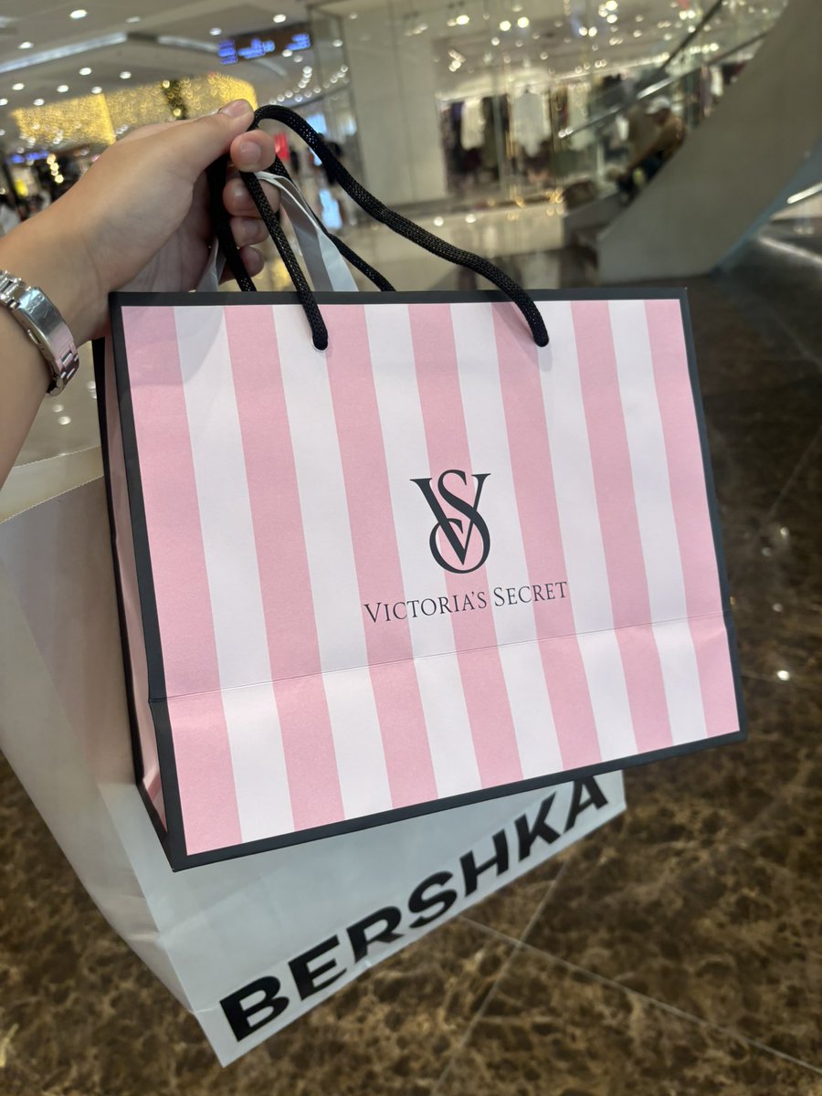 AthenaGdd's tweet photo. went for a mini shopping 🛍️ https://t.co/UGeRpCf2Fh