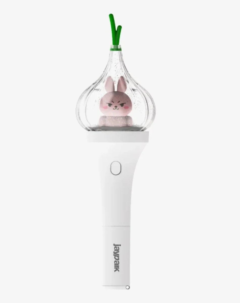 ytzem's tweet photo. who would've thought Jay's lightstick would be cuter than the boiz 😂 Jay with his batokki and garlic. LNGSHOT lightstick is cool... https://t.co/xqXfy2pAtU