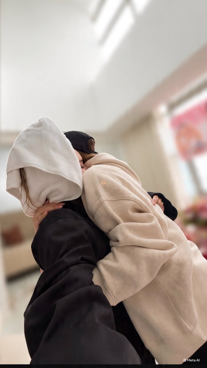 TapiaL96's tweet photo. ¿Alguien puede pensar qué pasará con ellas y nosotros cuando Yanet tenga que regresar a NY? 😭❤️
Es que ellas tienen apego ansioso al igual que nosotros con ellas juntas 😔🥹 miren como se abrazan con tanta fuerza si se acaban de ver 😭
#YanetGarcía #BriandaDeyanara #Brianet https://t.co/QlEcqlzYSO