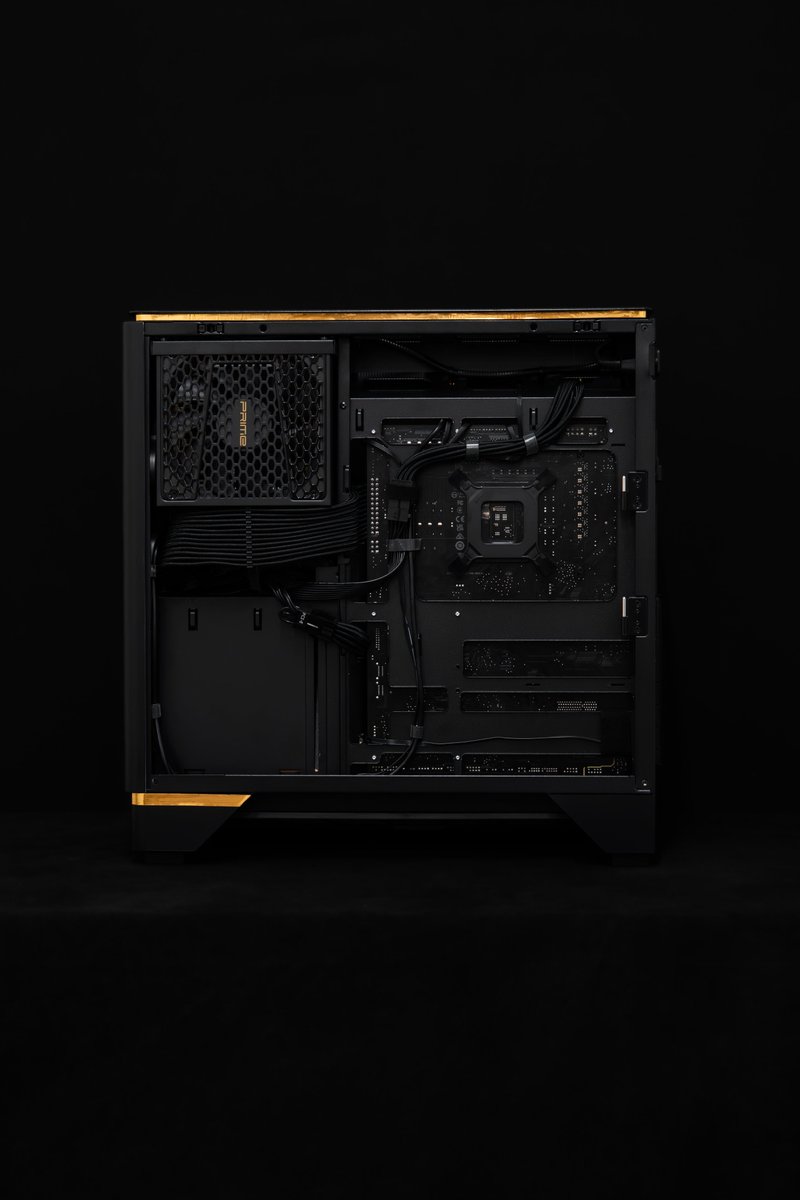 Aguel_design's tweet photo. Collab with @Montech_hq 
Black/gold theme build in King45 case 🤴🏻
Golden fans from @alphacool 
Custom marble panels 👌🏻 https://t.co/n8r2c4M0bM
