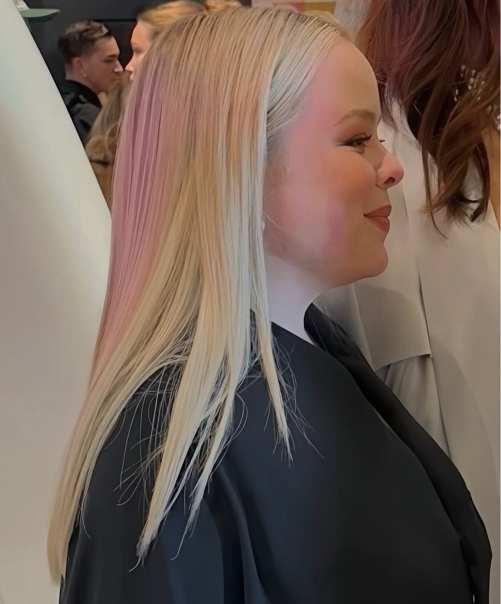 mayswiftiee's tweet photo. the prettiest, most perfect side profile ever, and the most beautiful womaaaaaaan https://t.co/LLWRQN3QQv