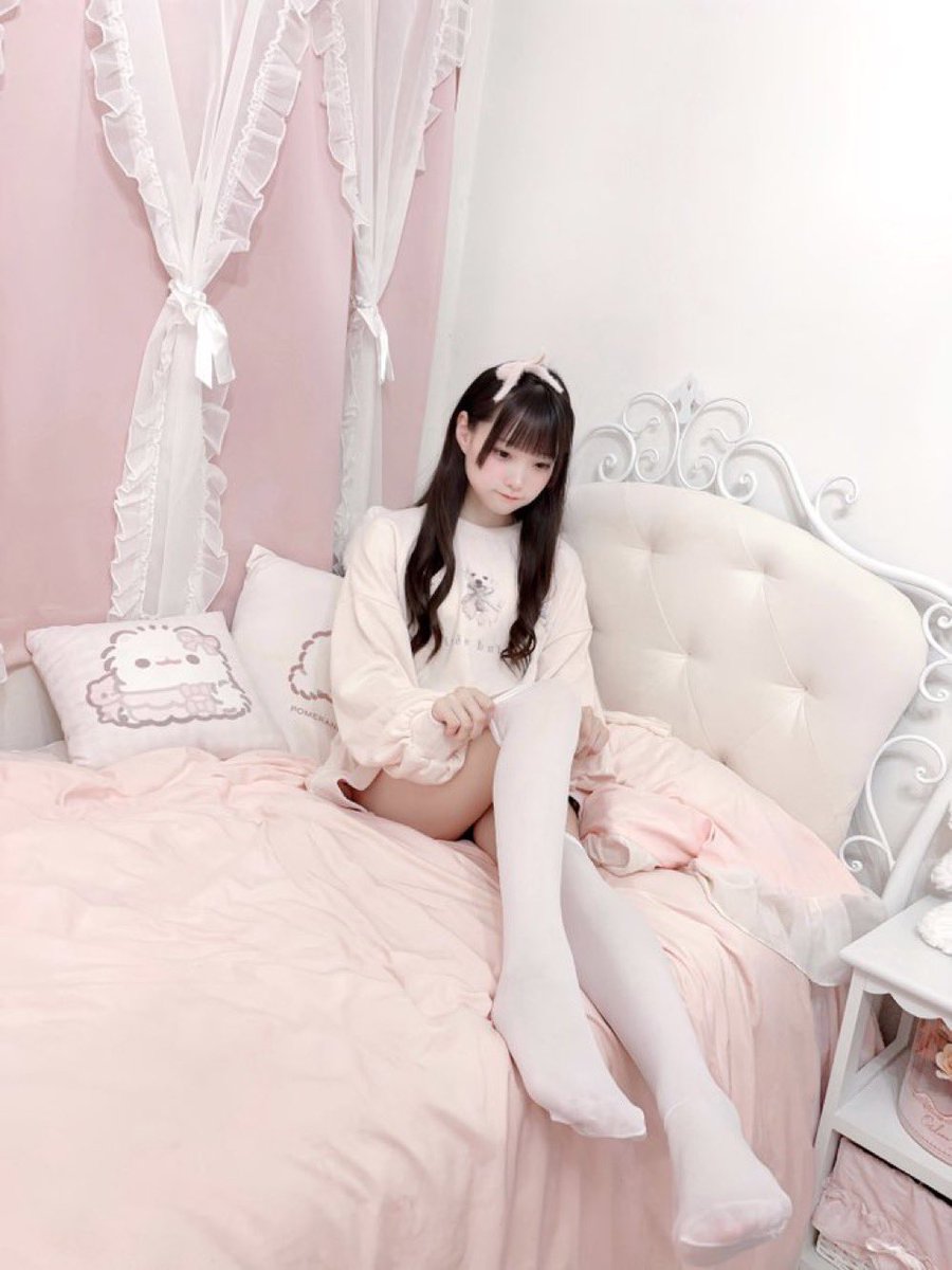 tamibeklman's tweet photo. 一边穿丝袜，一边给福你们看

有男生要来锐评我16的福嘛🥺                                                                

睡不着来X发泄了                    

流言2我真发 https://t.co/oGAUdkOzZQ