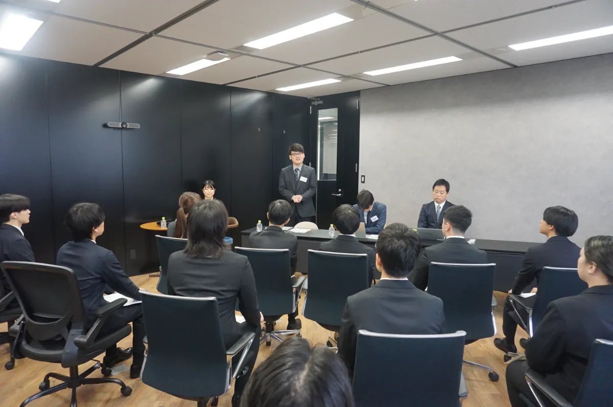 3_ize's tweet photo. 2027年春入社予定のみなさんをお迎えして、10月2日に内定式を行いました。
https://t.co/QkwnZSlVby

代表の片渕からは、会社の理念「テクノロジーに想像力を載せる」についての話がありました。

「想像とは、お客様の課題に対して『こうすれば実現できる』と技術の力で思い描くこと。学生生活を全うしつつ、ぜひ生成AIにも触れてみてください」

最後まで真剣に耳を傾けてくれた内定者のみなさん、春からご一緒できるのを楽しみにしています🌸