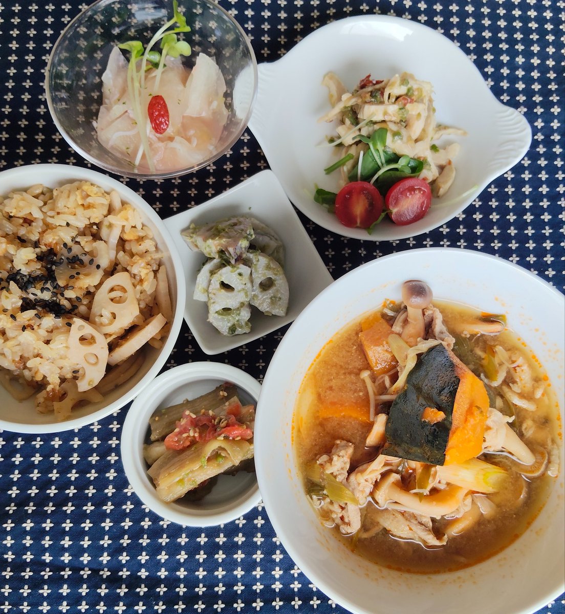 MaaaruiCafe's tweet photo. 【10/6火】
火曜日は、まぁるいごはんの日

〜お腹を温めて免疫力UP↗ごはん〜

♢豚肉•キノコ•南瓜の韓国風スープ
♢冬瓜と茗荷の和え物
♢焼き茄子ナムル
♢蓮根と青のりの豆乳マヨ和え
♢蒸し鶏の香味ダレ

¥ 1300

今日の変わりごはん
♢蓮根•もち麦•お揚げ　¥100 https://t.co/19Dl9Ou71R