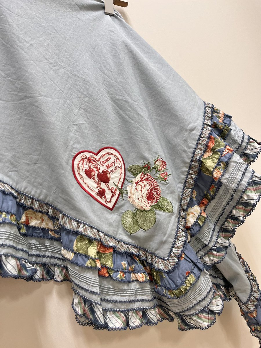 PH_sapporo's tweet photo. 🥀9月中旬新作🥀
クイーンメアリーズ刺繍入りストール
colorブルー
大判正方形(約122センチ×約122センチ)ストールでございます^ ^
肩にかけても、腰に巻いても良し✨
#pinkhouse
#sapporotokyu
#クイーンメアリーズ
#薔薇刺繍 
#写真は三角に折ってボトムハンガーで吊るしてます https://t.co/spfoxKSRgX