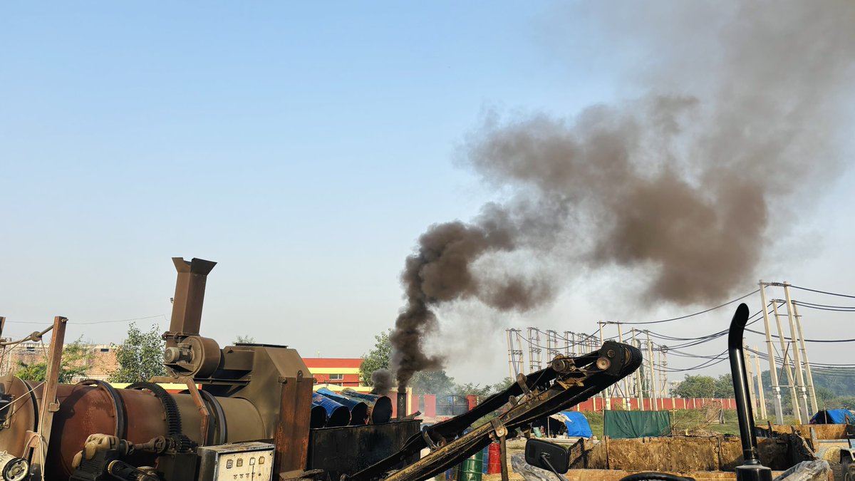 vikrantdab's tweet photo. Dear @dcsonipat @cmohry @CPCB_OFFICIAL @CAQM_Official Reporting illegal open burning / heavy pollution at Sonipat at 7:00 am See attached photos as evidence. This poses an immediate public health and environmental hazard for nearby residents. https://t.co/M1TZA7brbT