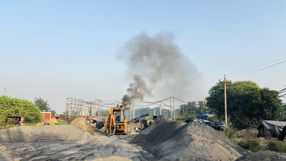 vikrantdab's tweet photo. Dear @dcsonipat @cmohry @CPCB_OFFICIAL @CAQM_Official Reporting illegal open burning / heavy pollution at Sonipat at 7:00 am See attached photos as evidence. This poses an immediate public health and environmental hazard for nearby residents. https://t.co/M1TZA7brbT