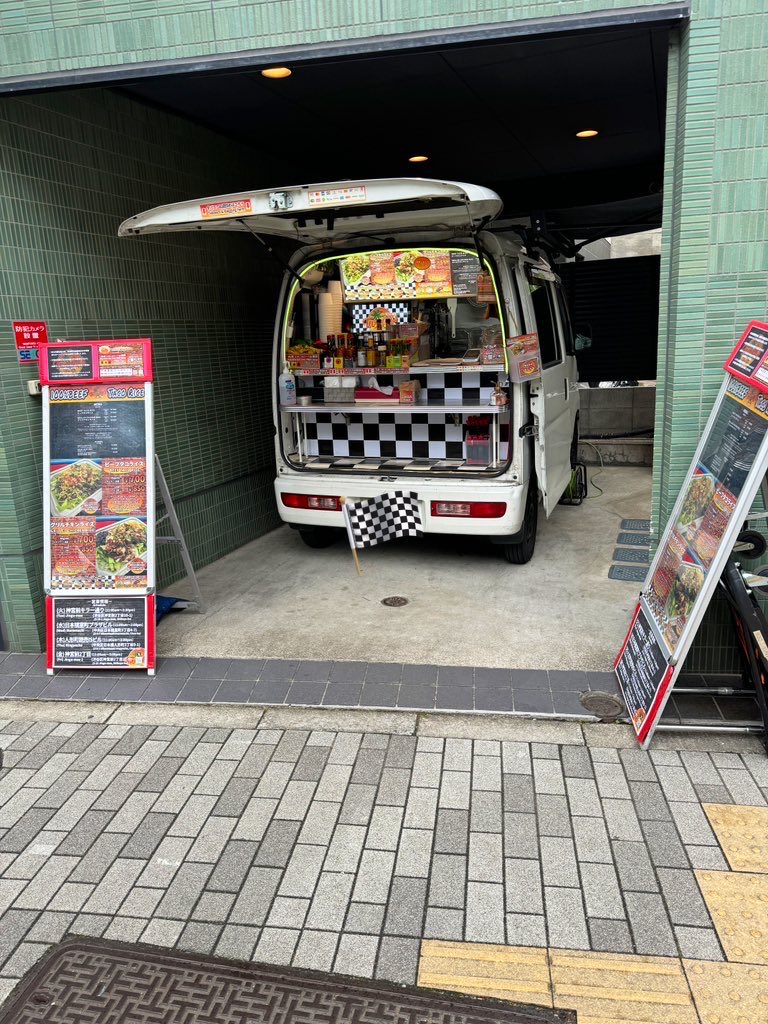 Twentys17's tweet photo. 本日10/6(火)は神宮前キラー通り店(神宮前2丁目10)にて11:00am-2:30pmまで営業致します(完売時閉店)【フォロワー様限定🧀当日ツイートいいね❤️でチーズ増量無料🧀※注文時画面提示下さい】#ランチ #神宮前 #キラー通り #タコライス #テイクアウト https://t.co/QVdfi7mKA8