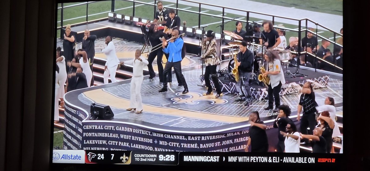 bampac29's tweet photo. Boy this is a really good halftime. Love the mix of artists for this special occasion #Saints #Domecoming #Falcons #ATLvsNO #MNF #MNFxESPN #PeytonandEli #ManningCast https://t.co/BSCYWYxN0j